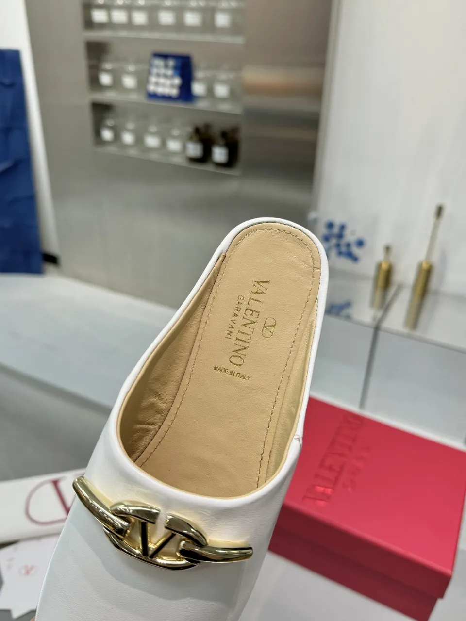 👟👟Ex-factory price 520👟👟 Valentino’s hottest new product in 2025, the new slippers are also easy to wear...😈😈😈 The latest logo buckle Perfectly combined with sexiness❤️‍🔥❤️‍🔥❤️‍🔥❤️‍🔥It is simply the pinnacle of summer fashion💖💖💖💖Original replica Outsole: Italian genuine leather outsole Heel height: Flat heel Size: 35-39 (40 41 42 customization is non-returnable and non-exchangeable)